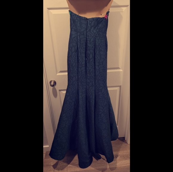 Macduggal gown - Picture 3 of 5